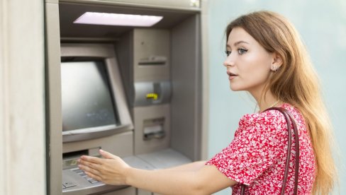 ОПАСНА ПЉАЧКА НА БАНКОМАТИМА: Преваранти смислили невиђени начин да вам украду новац - Убаце папир и оде све!