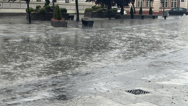 ПОТОП У ПРИЈЕПОЉУ: Јако невреме погодило град и околину