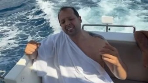 НА ЛУКСУЗНОЈ ЈАХТИ: Певач у несвакидашњем издању насред Јадрана запевао хит Шабана Шаулића (ФОТО)
