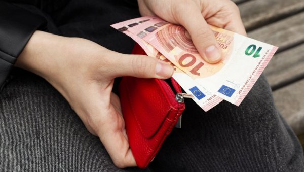 ЕВРО МИРУЈЕ, ДОЛАР ЈАЧА: Објављени најновији курсеви динара