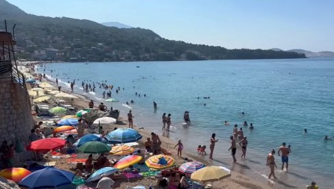 NESVAKIDAŠNJA NESREĆA U CRNOJ GORI: Vozio automobil pešačkom zonom, pa se zakucao u baštu kafića