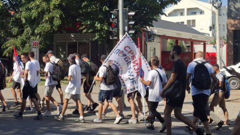 ВИЈОРИ СЕ СРБИЈА ПОБЕЂУЈЕ  НОВОСАДСКИМ УЛИЦАМА: Грађани кренули из Новог Сада пешке на скуп у Београду (ФОТО/ВИДЕО)
