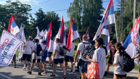 SRBIJA JEDNA PORODICA: Reke ljudi krenule ka prestonici na skup 27. juna - Pogledajte neverovatne prizore iz Sremske Mitrovice (VIDEO)