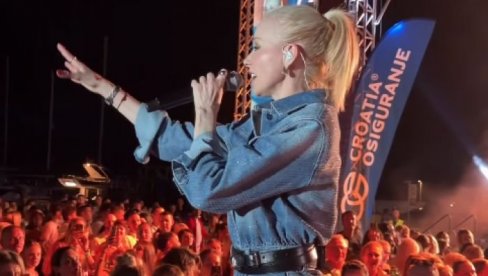 DRUŠTVENE MREŽE GORE ZBOG MODNOG IZDANJA JELENE ROZGE: Ima 48 godina, a polugola izašla na scenu (VIDEO)
