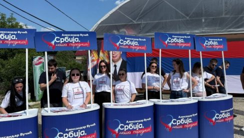 NAROD ČEKA VUČIĆA: Građani se okupili u Oplenićima (FOTO)