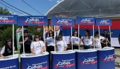 НАРОД ЧЕКА ВУЧИЋА: Грађани се окупили у Опланићима (ФОТО)