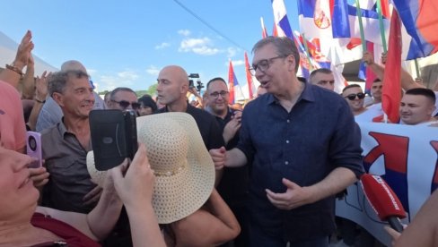 DOČEK VUČIĆA U OPLANIĆIMA: Predsedniku na poklon ikona