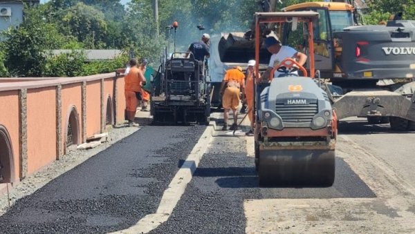 ЗА БЕЗБЕДНИЈЕ КРЕТАЊЕ ПЕШАКА: Нови тротоари у Клупцима код Лознице