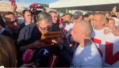DOČEK VUČIĆA U OPLANIĆIMA: Predsedniku na poklon ikona