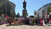 SVE SPREMNO ZA NAJMLAĐE: Prelepe scene uoči početka skupa Srbija jedna porodica u Beogradu (FOTO/VIDEO)