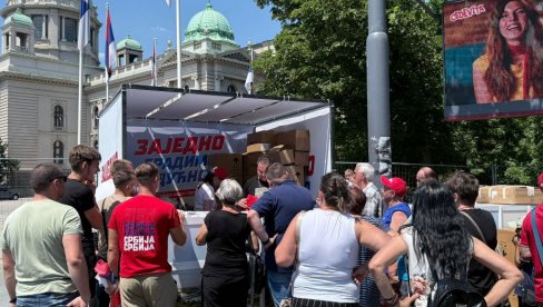 ŠTAND SA MAJICAMA I REKVIZITIMA RADI PUNOM PAROM: Građani se okupljaju u velikom broju (FOTO)