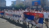 MOĆNO! Reka mladih ljudi prelazi Brankov most i ide na skup Srbija jedna porodica (VIDEO)