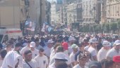 СКАНДИРАЈУ ВУЧИЋУ: Све више људи стиже на скуп Србија једна породица (ВИДЕО)