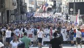 ВЕЛИЧАНСТВЕНИ КОРТЕО! Десетак хиљада младих стиже на скуп Србија једна породица, погледајте моћне призоре (ФОТО/ВИДЕО)