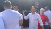 NAJPONOSNIJI NA NAŠU SRBIJU: Ministar Mali sa narodom nosi najveću zastavu (VIDEO)
