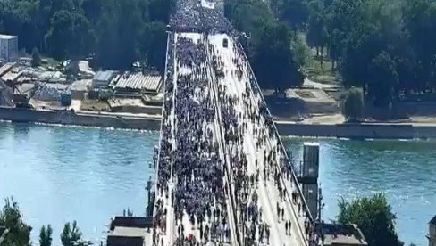 НЕВЕРОВАТНИ ПРИЗОРИ, КОЛОНЕ НЕПРЕГЛЕДНЕ: Велики број грађана пристиже на скуп испред Дома Народне скупштине (ФОТО)