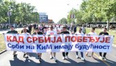STIŽU NA SKUP: Srbi sa Kosova i Metohije pevaju Aco, Srbine (VIDEO)