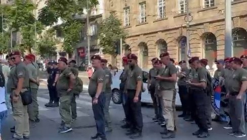 РАТНИ ВЕТЕРАНИ СТИЖУ ПРЕД НАРОДНУ СКУПШТИНУ: Снажна подршка председнику Вучићу на скупу „Србија једна породица“