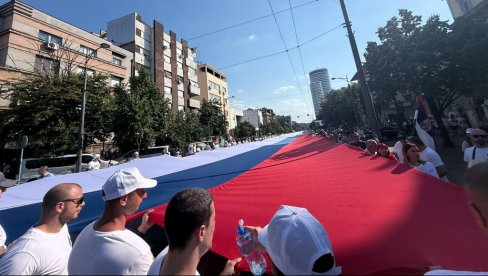 ПРИЗОР ОДУЗИМА ДАХ, НЕМОГУЋЕ ЈУ ЈЕ ЦЕЛУ СНИМИТИ: Српску тробојку носи 2.500 људи, дугачка је 500 метара, а тешка око тону (ФОТО/ВИДЕО)