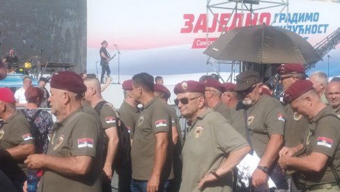 RATNI VETERANI STIŽU PRED NARODNU SKUPŠTINU: Snažna podrška predsedniku Vučiću na skupu „Srbija jedna porodica“