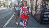 ОДЕВЕНА У СРПСКУ ЗАСТАВУ СТИГЛА НА СКУП: Девојка својим изгледом послала јасну поруку подршке председнику Вучићу