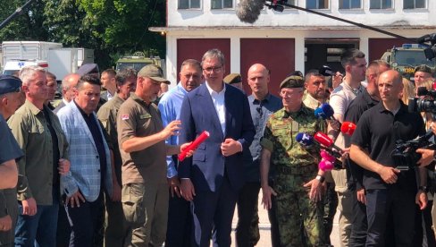 СНАГА НАШЕ АРМИЈЕ: Вучић посматра моћ Војске Србије на Пасуљанским ливадама (ВИДЕО)