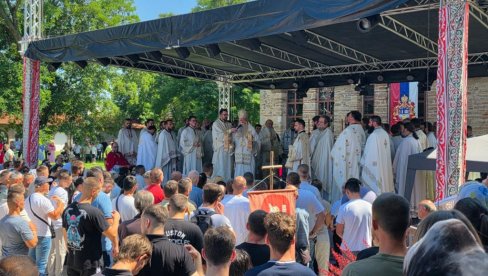 VIŠE STOTOTINA VERNIKA U GRAČANICI: Luturgiju povodom Vidovdana služio mitropolit Joanikije (FOTO)
