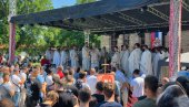 ВИШЕ СТОТОТИНА ВЕРНИКА У ГРАЧАНИЦИ: Лутургију поводом Видовдана служио митрополит Јоаникије (ФОТО)