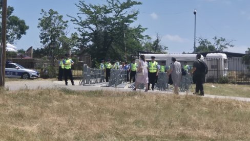 POLICIJA NA GAZIMESTANU U NIKAD VEĆEM BROJU: Šiptari ni na Vidovdan Srbima ne daju mira (VIDEO)