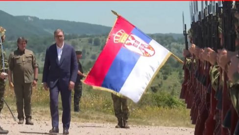 СНАГА НАШЕ АРМИЈЕ: Вучић посматра моћ Војске Србије на Пасуљанским ливадама (ВИДЕО)