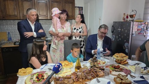 ПРАВО СРПСКО ДОМАЋИНСТВО: Вучић у посети породици Вељковић