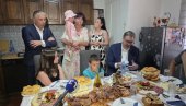 ПРАВО СРПСКО ДОМАЋИНСТВО: Вучић у посети породици са петоро деце - то је право благо (ВИДЕО)