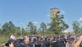 КУРТИЈЕВОГ ТЕРОРА НИСУ ПОШТЕЂЕНА НИ ДЕЦА: На Газиместану тзв. косовска полиција ухапсила 36 Срба, међу њима и малолетник