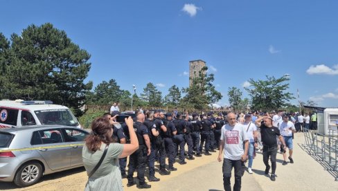 ШИПТАРСКИ СПЕЦИЈАЛЦИ ДОШЛИ НА ГАЗИМЕСТАН: Срби натерани да излазе један по један (ФОТО)