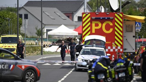 KOBNO PADOBRANSKO KRŠTENJE: Srušio se avion u blizini Nansija