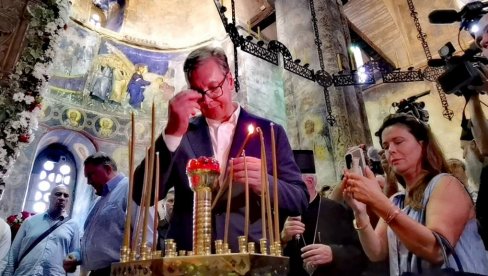 PREDSEDNIK SE POKLONIO MOŠTIMA KNEZA LAZARA: Vučić sa narodom u manastiru Ravanica