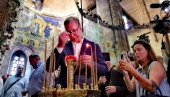 ПРЕДСЕДНИК СЕ ПОКЛОНИО МОШТИМА КНЕЗА ЛАЗАРА: Вучић са народом у манастиру Раваница