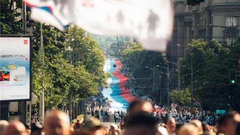 MOĆNE SLIKE NAJVEĆE SRPSKE ZASTAVE