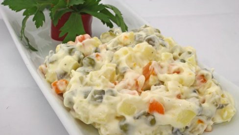 POSNA RUSKA SALATA SA TUNJEVINOM: Kremasta i zasitna, a ukusom osvaja sva čula