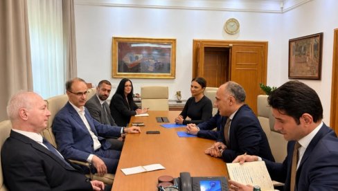 VAŽAN SASTANAK: Premijer Macut razgovarao sa predstavnicima Direktorata civilnog vazduhoplovstva Srbije (FOTO)