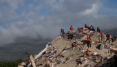 У ВЕНЕЦУЕЛИ ГОЛИМ РУКАМА КОПАЈУ ПО РУШЕВИНАМА: Грађани бесни, ухапшено 4 званичника због крађе