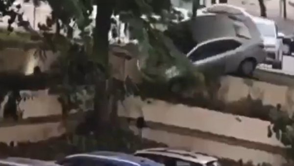 САВРШЕНО ПАРКИРАЊЕ: Снимак са Икса постао хит на мрежама (ВИДЕО)