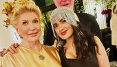 СУЗАНА МАНЧИЋ У ДРУШТВУ СЕЛМЕ ХАЈЕК: Нашле се у Паризу на престижном догађају, ево о чему су причале (ФОТО)