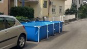 BELI GRAD TO NE PAMTI: Baka nasred ulice stavila bazen - na Dubravu stigla policija (VIDEO)
