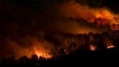 GORI PREKO 800 HEKTARA POVRŠINE: Ogromna vatrena buktinja guta sve pred sobom (VIDEO)