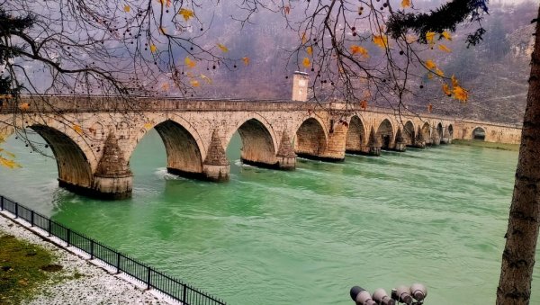КАКО ЈЕ СПАСЕНО ЛЕТОВАЊЕ ЈЕДНЕ ПОРОДИЦЕ: Вишеград у најлепшем сећању