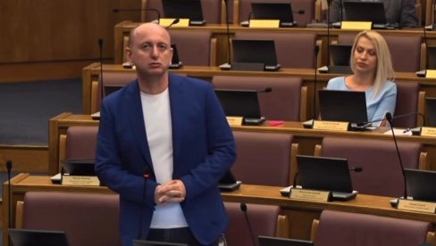 VASKRSNUĆE SRPSKI JEZIK Knežević dominira u Skupštini Crne Gore - Izdajnici gledaju u pod (VIDEO)