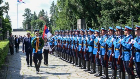 МИНИСТАР ОДБРАНЕ ШПАНИЈЕ НА АВАЛИ: Маргарита Роблес Фернандес положила венац на Споменик незнаном јунаку