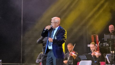 U 82. GODINI ŽIVOTA: Milanče Radosavljević nije mogao da odbije publiku (FOTO)
