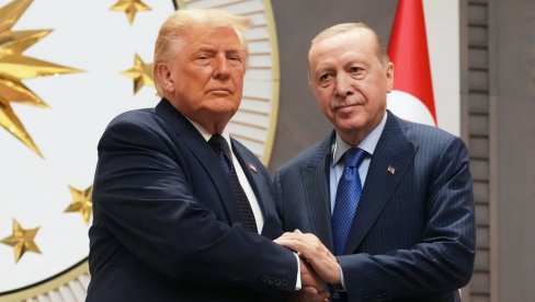 TRAMP STIGAO U ANKARU: Na aerodromu ga dočekao Erdogan